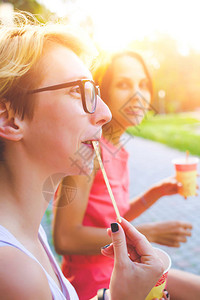 女孩用一次杯子吃冰淇淋图片