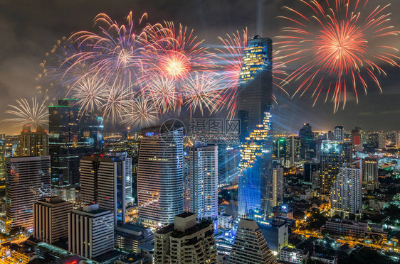 曼谷市风景最佳夜景与多彩烟花庆典图片
