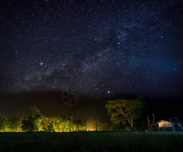 泰国南省Kilkyway山的风景和夜空深图片