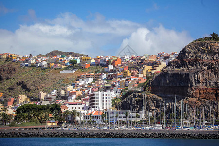 西班牙加那利群岛LaGomeera的SanSebastian镇山丘图片