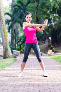 亚洲妇女在热带公园参加健身锻炼或体育培训的亚洲妇女人图片