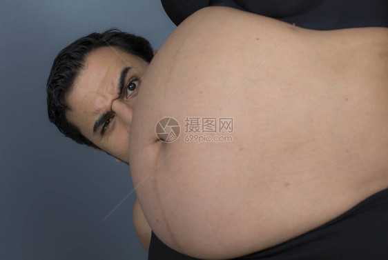 男人躲在怀孕妇女图片