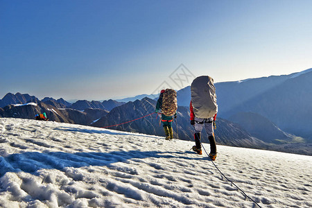 登山者在美丽的雪山上登山图片