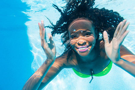 假期在游泳池潜水的黑人女孩图片
