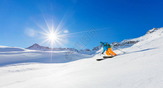 在美丽的阿尔卑斯山地貌下山新鲜的粉末雪图片