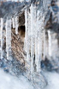 山上漏水产生的连锁水流图片