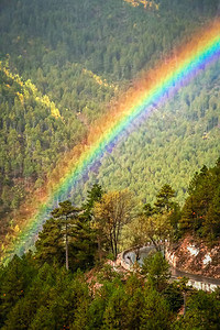 云南山区路上的彩虹图片