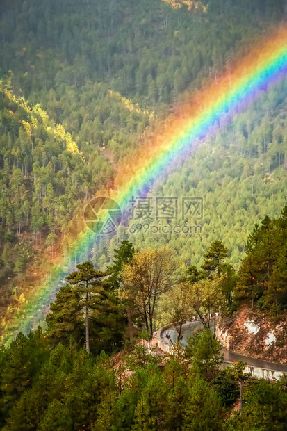 云南山区路上的彩虹图片