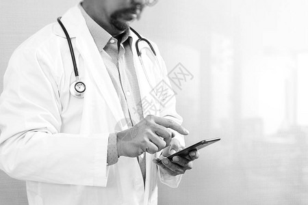 医疗技术概念医生手与具有医疗图表接口多通道连接白色背景黑白的现代智能图片
