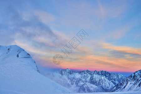 冬季风景的光芒高山覆盖着雪图片