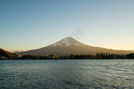 创造出令人惊叹的景色富士山傍晚日落的景色富士和河口湖周围的城市水图片