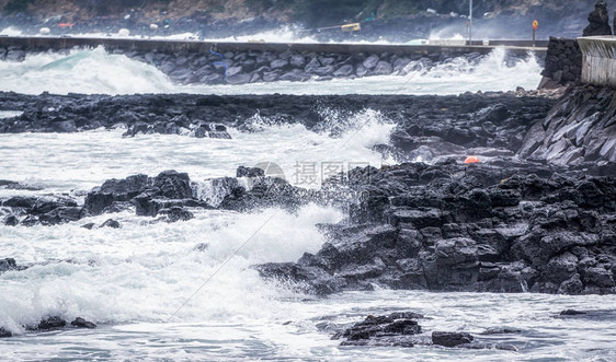 南韩济州岛海滨岸公路对岸海浪图片