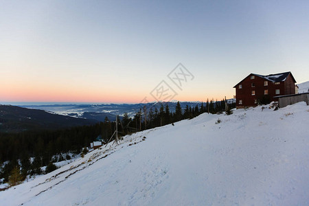 白狗在山上遇到一个守夜小屋德拉戈布拉特山西乌克兰图片