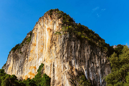 在蓝天背景下的岩石大山图片