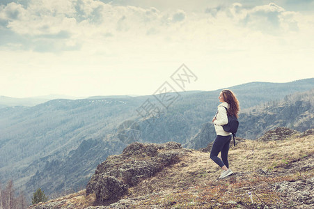 站在山顶上的女徒步旅行者老式过滤器图片