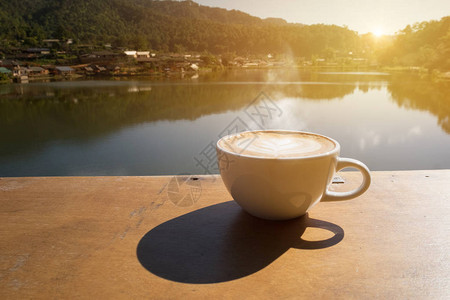 日出晨间咖啡的剪影图片