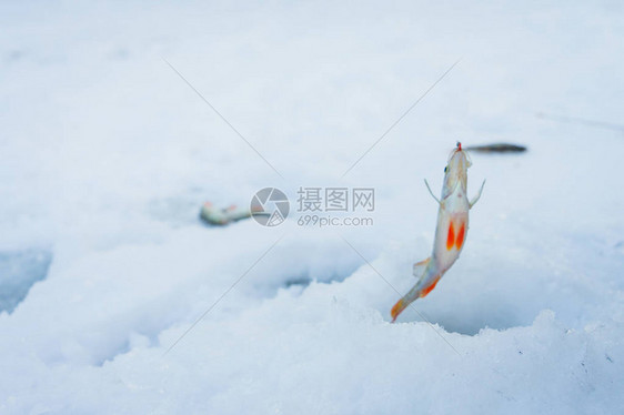 冬季捕鱼躺在冰上图片