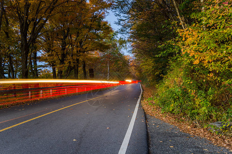 路过黄昏森林路经林地路由过的车图片素材