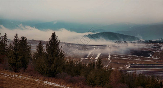 Foggy戏剧草原和山地景观图片