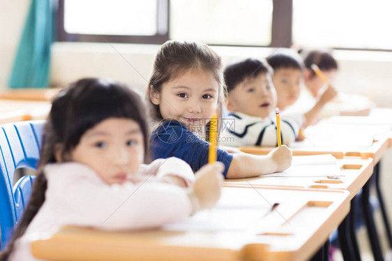 快乐的小女孩学生在教室里图片