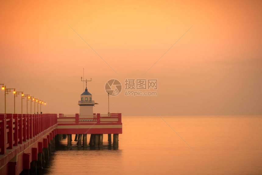 泰国日出时的风景红码头图片