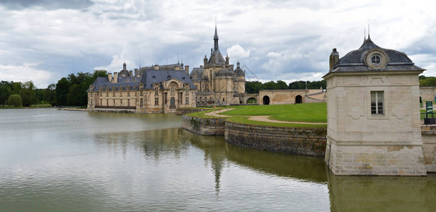 法国美丽的复兴城堡钱蒂利城堡图片