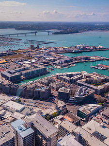 奥克兰市中心海港和码头的空中景象在阳光明媚图片
