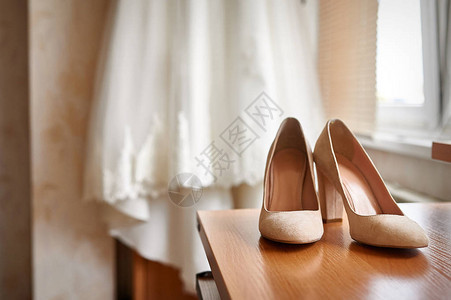 婚鞋和新娘在卧室里图片
