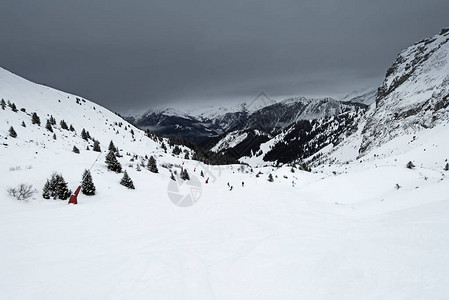 满天大雪的全景高山脉仰望山谷下图片