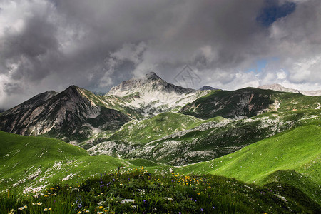 有雾和绿地的风景如画的山丘图片