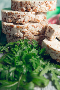 灰色背景的胶带和绿色花环饮食概图片