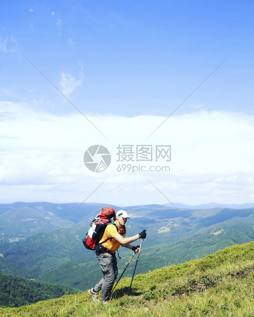 夏天带着背包和帐篷在图片