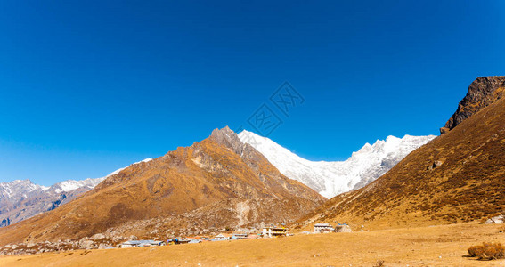 在尼泊尔前方的Kyanjin图片