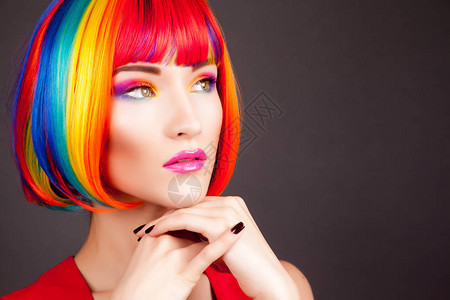 美丽的女人戴着彩色假发图片