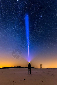 星空和手电筒的男人冬夜风景图片
