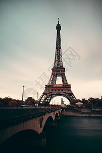 Eiffel铁塔在法国巴黎背景图片