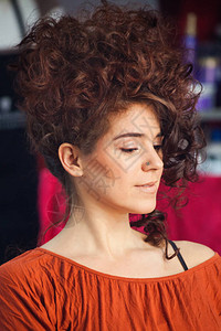 女人长卷发在美发店的缝合时以优雅的风图片