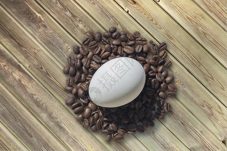 咖啡豆和复活节彩蛋木制背景复活节图片