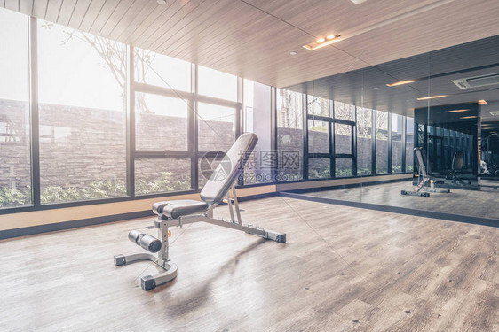 配备现代运动器材的健身房健身房是运动锻炼的图片