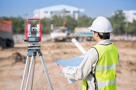 建筑工程师在现场检查新基础设施建设图片