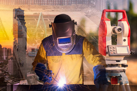 双曝光焊接工人在建筑工地与建筑和建筑工程师焊接钢结构图片