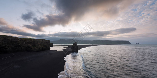 从Arnardrangur和Reynisdrangar玄武岩海堆上的Dyrholaey角查看海洋岸上的黑色火山砂冰岛南背景图片