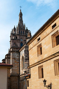 一座哥特式和巴洛克风格的十六世纪教堂背景图片