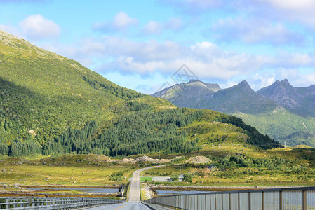 挪威山区的道路图片