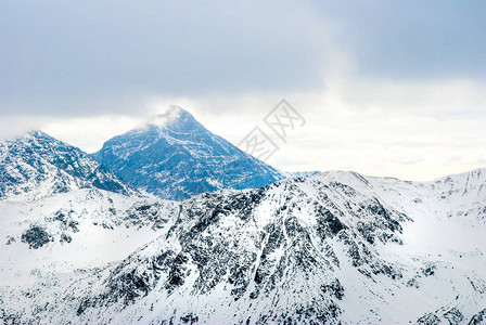 波兰的塔特里山脉与白雪覆盖的山峰图片
