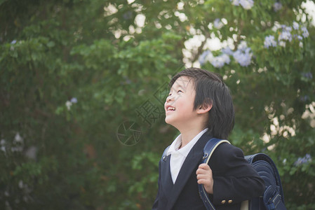 亚洲学生背包外出寻找户外返回学图片