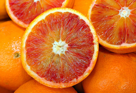 蔬菜水果摊上的橙子和橙片图片