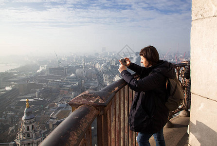 在圣保罗大教堂顶上旅游的妇女图片