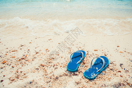 暑假概念热带海滩上的拖鞋夏日休闲图片