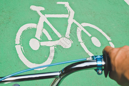 地面上的自行车路标图像图片